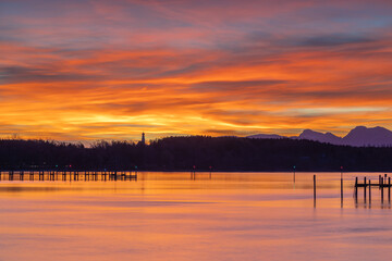 Morgend&auml;mmerung in Seebruck am Chiemsee, Bayern im Winter