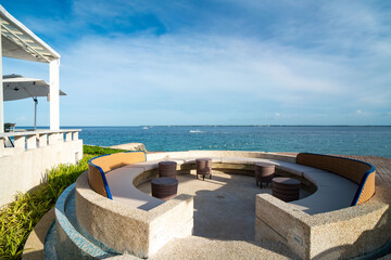 푸른 바다 옆의 레스토랑