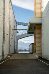 산과 호수가 보이는 골목길 사이