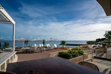 푸른 바다 옆의 레스토랑