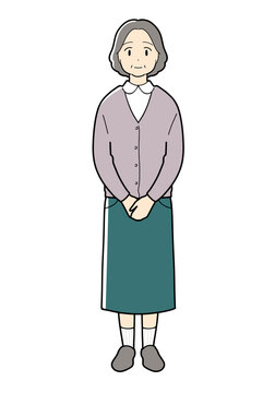 正面を向いて立つシニア女性