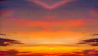 Obraz premium Ciel bleu avec nuages ​​au coucher du soleil. Panorama. Coucher de soleil doré orange vif. Fond de ciel coloré en soirée. Large bannière. Espace de copie.