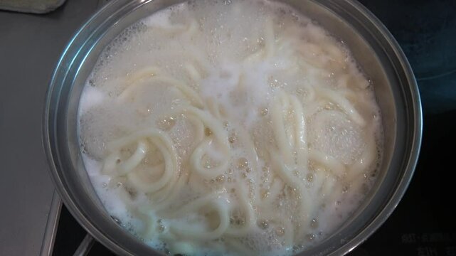 うどんを茹でる