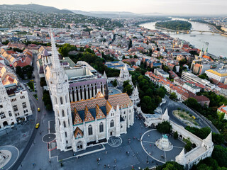 Vue aérienne panoramique de la ville capitale Budapest avec église Our Lady of Buda Castle,...