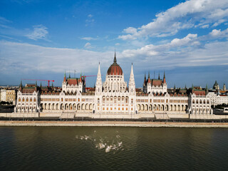 Fototapeta premium Vue aérienne panoramique de la ville capitale Budapest avec parlement hongrois Országház gothique en bord de rivière Danube, Hongrie, Europe 