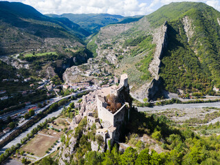 Vue aérienne panoramique de la Citadelle d'Entrevaux au drone, forteresse médiéval historique...