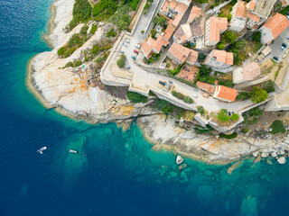 Vue a&eacute;rienne professionnel panoramique au drone de la citadelle de Calvi, en Corse avec village fortifi&eacute; en bord de mer m&eacute;dit&eacute;rann&eacute;e, France

