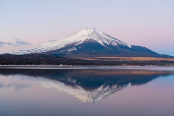 山中湖の湖面に映る紅富士