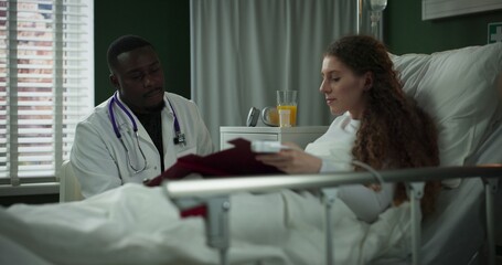 Obraz premium Doctor and patient have a calm conversation about her health.