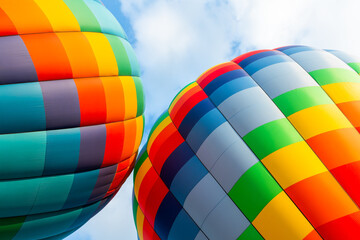 Naklejka premium Colorful hot air balloons against the blue sky with white clouds