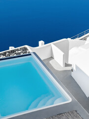 Obraz premium White architecture in Santorini island, Greece. Swimming pool with sea view.