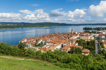Veduta dal Parco della Rocca Borromeo sulla cittadina di Arona sul Lago Maggiore in Piemonte