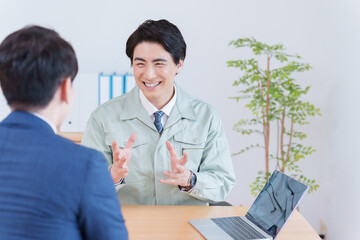 会議をするビジネスマンたち（スーツ・作業着・作業服）