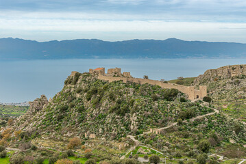 Fortezza di Sant'Aniceto vista dall'alto con lo Stretto di Messina sullo sfonto