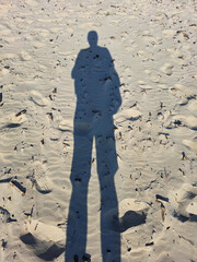 Cień człowieka na piasku na plaży/Shadow of the man on the sand at the beach