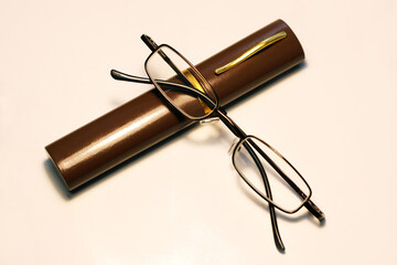 Reading glasses with narrow case