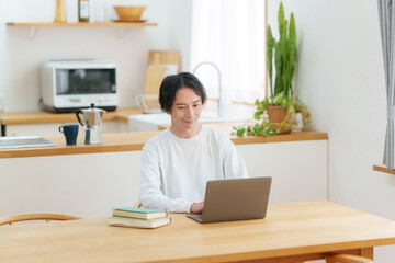 男性　パソコン