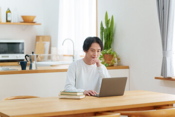 男性　パソコン
