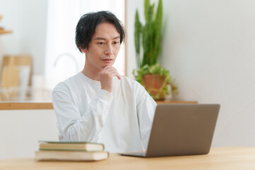 男性　パソコン