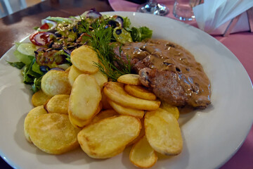 Roast in mushroom sauce with potatoes