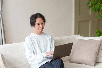 男性　パソコン