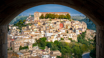 Vieille cité de Raguse, Sicile, Italie, vue à travers l'arche d'un porche