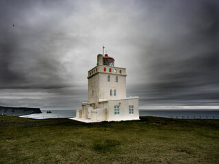 Phare de Dyrhólaey sous un ciel orageux  © Cdric