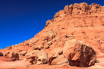 Fototapeta premium A rocky hillside with a large rock in the foreground
