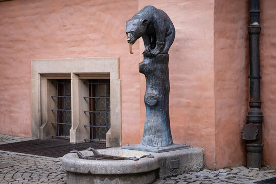 Wroclaw, Poland - January 25, 2025: Bronze Bear Fountain By Ernst Geyger In The Historic Courtyard Of Wroclaw, Poland, Near A Stone Well