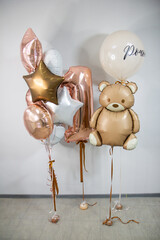 beige balloons for 1 year old, teddy bear balloon, foil number, inscription on the balloon "one year old"