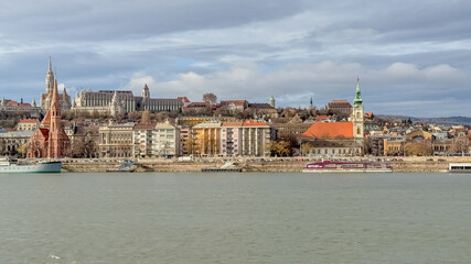 Fototapeta premium Scenic view of Budapest's historic architecture along the Danube River, symbolizing European travel and exploration