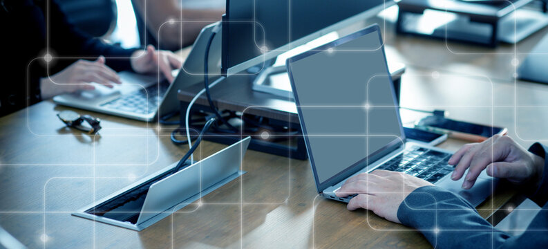 オフィスでのビジネスシーン、ノートパソコンでデータを分析する男性、クラウド、セキュリティ、データ解析、テクノロジー, クラウド, DX, デジタルトランスフォーメーション, コンピュータ, デジタル, インターネット, ネットワーク, 概念, オンライン, 働き方改革, 働き方, 仕事, サーバー, ビジネス, コミュニケーション, キーボ、ネットワーク、デジタルトランスフォーメーション、IT企業