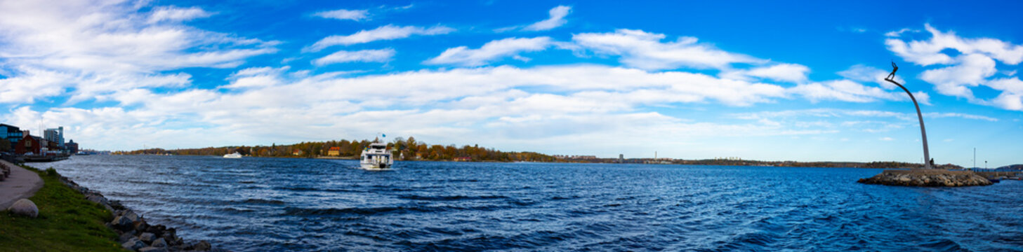 Blick von Nacka Strand Hafen auf Stockolm City