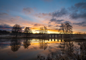 wschód słońca nad jeziorem