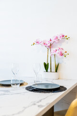 Table dressée avec fleur pour un repas