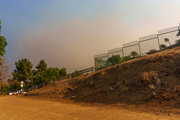 Obraz premium Dusty Trail with Hazy Skies Near Runyon Canyon During Wildfire