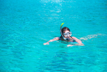 jeune femme dans l'eau avec masque et tuba, snokeling