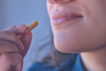 Mujer tomando vitaminas, omega 3, magnesio entre otras