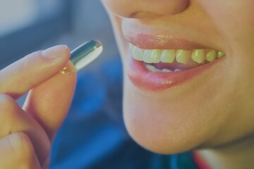 Mujer tomando vitaminas, omega 3, magnesio entre otras