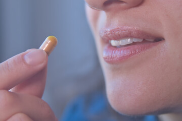 Mujer tomando vitaminas, omega 3, magnesio entre otras