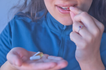 Mujer tomando vitaminas, omega 3, magnesio entre otras
