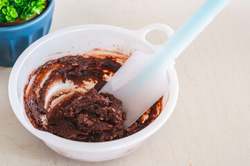 お菓子作り　ココアを加えるて混ぜる