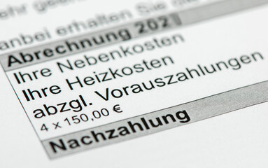 Fototapeta premium Auf der Nebenkostenabrechnung für eine Mietwohnung werden die einzelnen Positionen gemäß dem persönlichen Verbrauch berechnet.