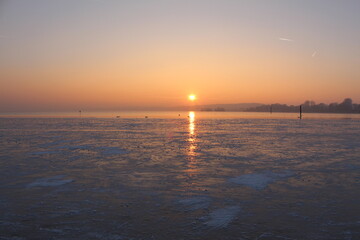 Obraz premium frozen lake during sunset.
