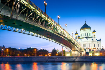 Obraz premium The Orthodox Cathedral of Christ the Savior and the Patriarchal bridge over the night Moskva River. Moscow