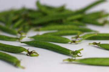 Obraz premium A bunch of fresh green pea pods, showcasing vibrant, organic produce