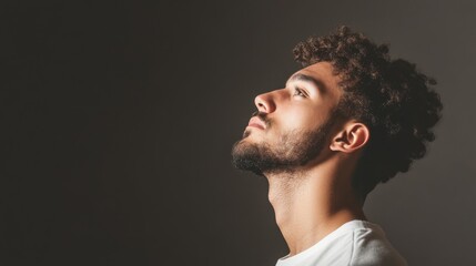 Obraz premium Young Man Gazing Upwards Contemplative Profile