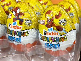 Naklejka premium Kinder überraschung maxi eggs with marvel characters in vibrant packaging