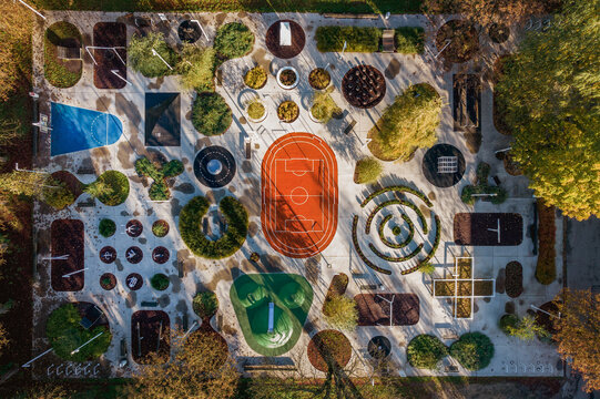Chorz&oacute;w - plac zabaw - boisko