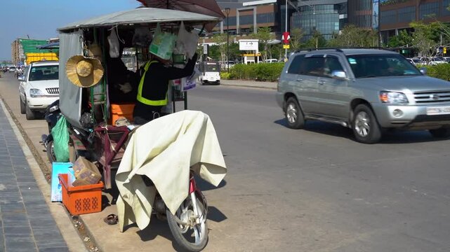 tuktuk taxi parking on road side